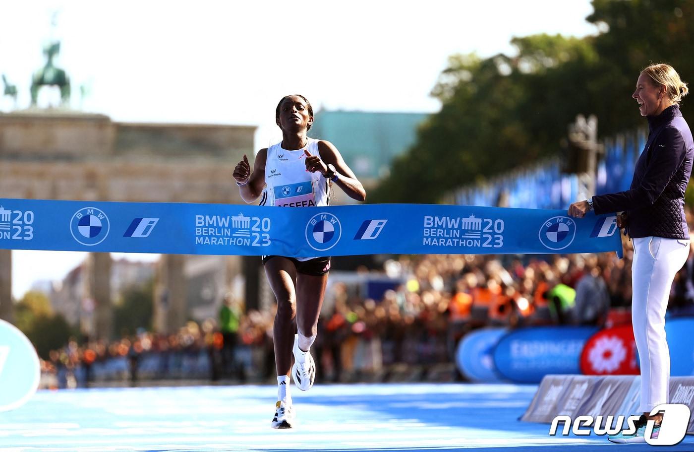24일&#40;현지시간&#41; 티그스트 아세파가 베를린 마라톤 대회 결승점에 골인하고 있다. 그는 2시간 11분 53초를 기록, 세계 신기록을 경신했다. ⓒ 로이터=뉴스1 ⓒ News1 박형기 기자