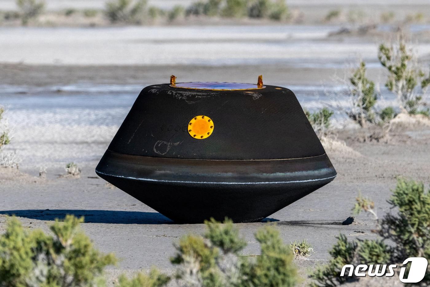 24일(현지시간) 미국 항공우주국(NASA·나사)의 무인 탐사선 '오시리스-렉스'(OSIRIS-REx)가 방출한 소행성 토양 샘플 캡슐이 미국 유타주 솔트레이크시티의 미군 훈련장에 안착했다. 2023.9.25. ⓒ 로이터=뉴스1 ⓒ News1 김기성 기자