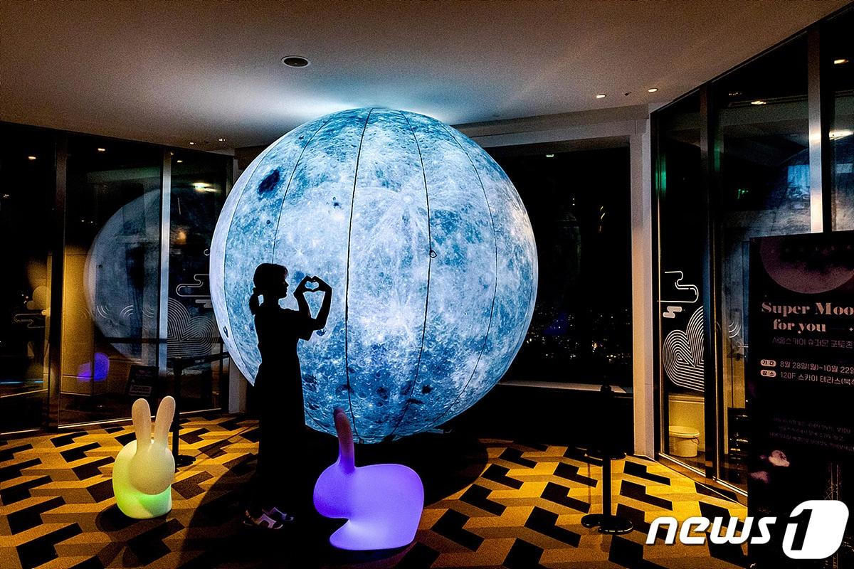 본문 이미지 - 서울스카이 120층의 한가위 대형 보름달 포토존(롯데물산 제공)