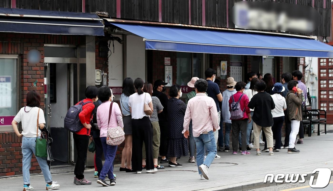 본문 이미지 - 서울 종로구 삼청동의 한 음식점을 찾은 시민들이 줄지어 대기하고 있다. ⓒ 뉴스1 박지혜 기자