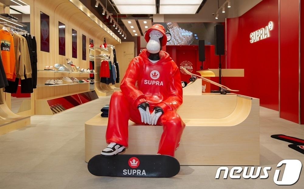 본문 이미지 -  수프라(SUPRA) 명동 플래그십 스토어 내부 전경(수프라제공)