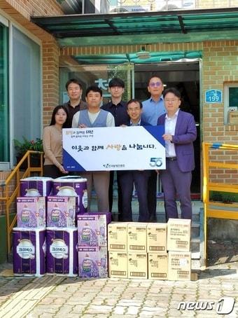 본문 이미지 - 한국발명진흥회와 사회복지법인 천사재단 관계자들이 기념사진을 찍고 있다.(한국발명진흥회 제공) 