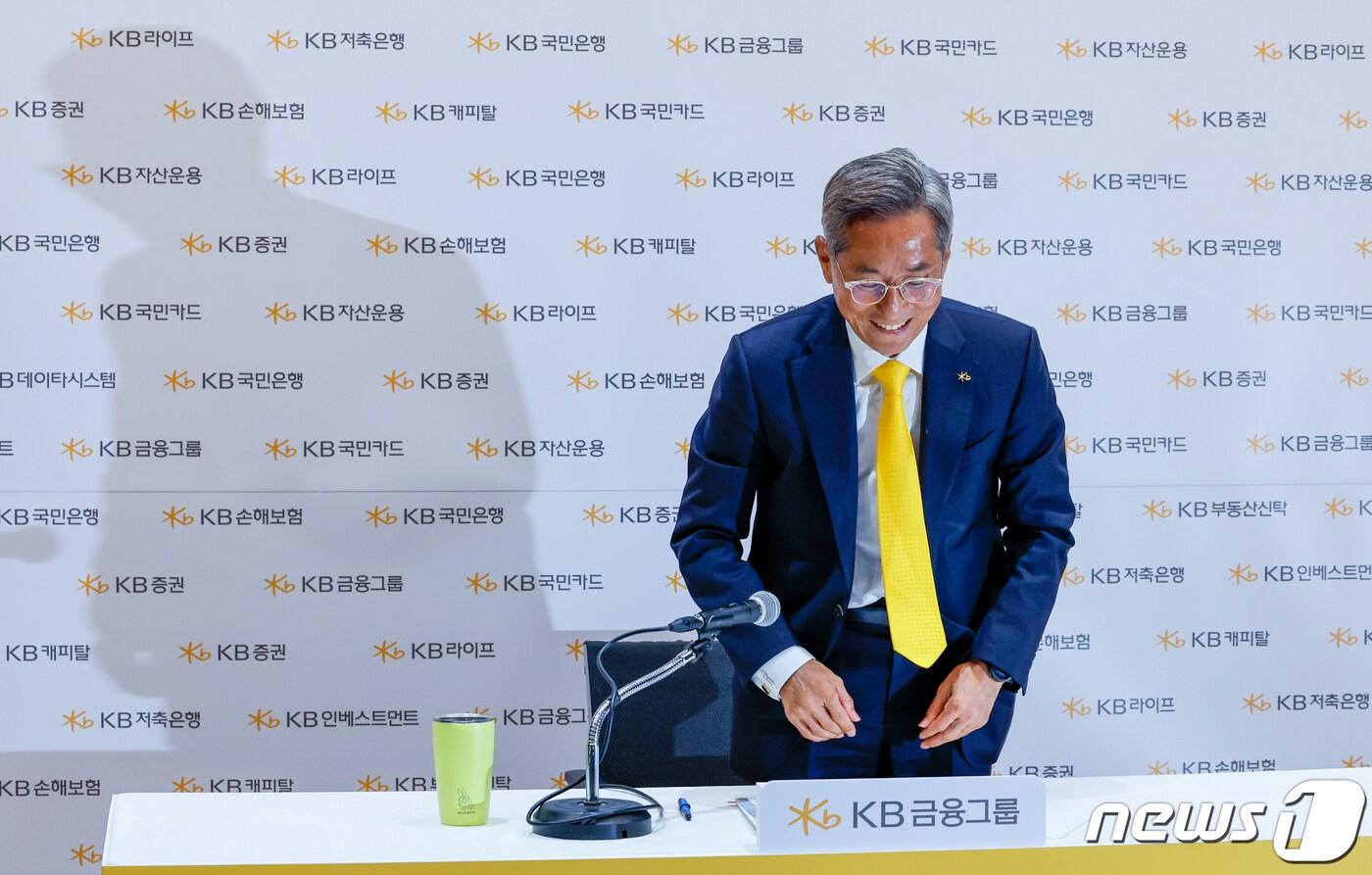 본문 이미지 - 윤종규 KB금융지주 회장이 지난 9월 25일 오전 서울 여의도 KB국민은행 신관에서 열린 기자간담회에 참석하고 있다.ⓒ News1 안은나 기자