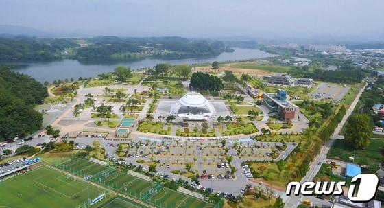 본문 이미지 -  25일 충북 충주시는 탄금공원에 로컬푸드 직매장 '충주씨샵'을 정식 개장했다고 밝혔다. 사진은 탄금공원.(충주시 제공)2023.9.25/뉴스1