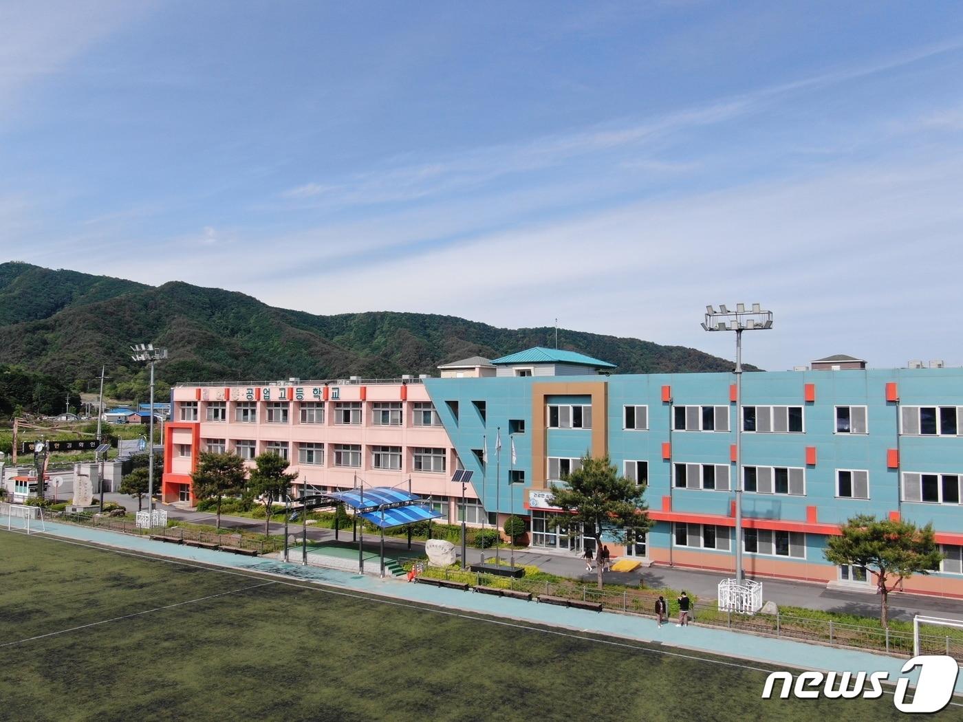 본문 이미지 - 강원 철원 김화공업고등학교 전경.(강원도교육청 제공)