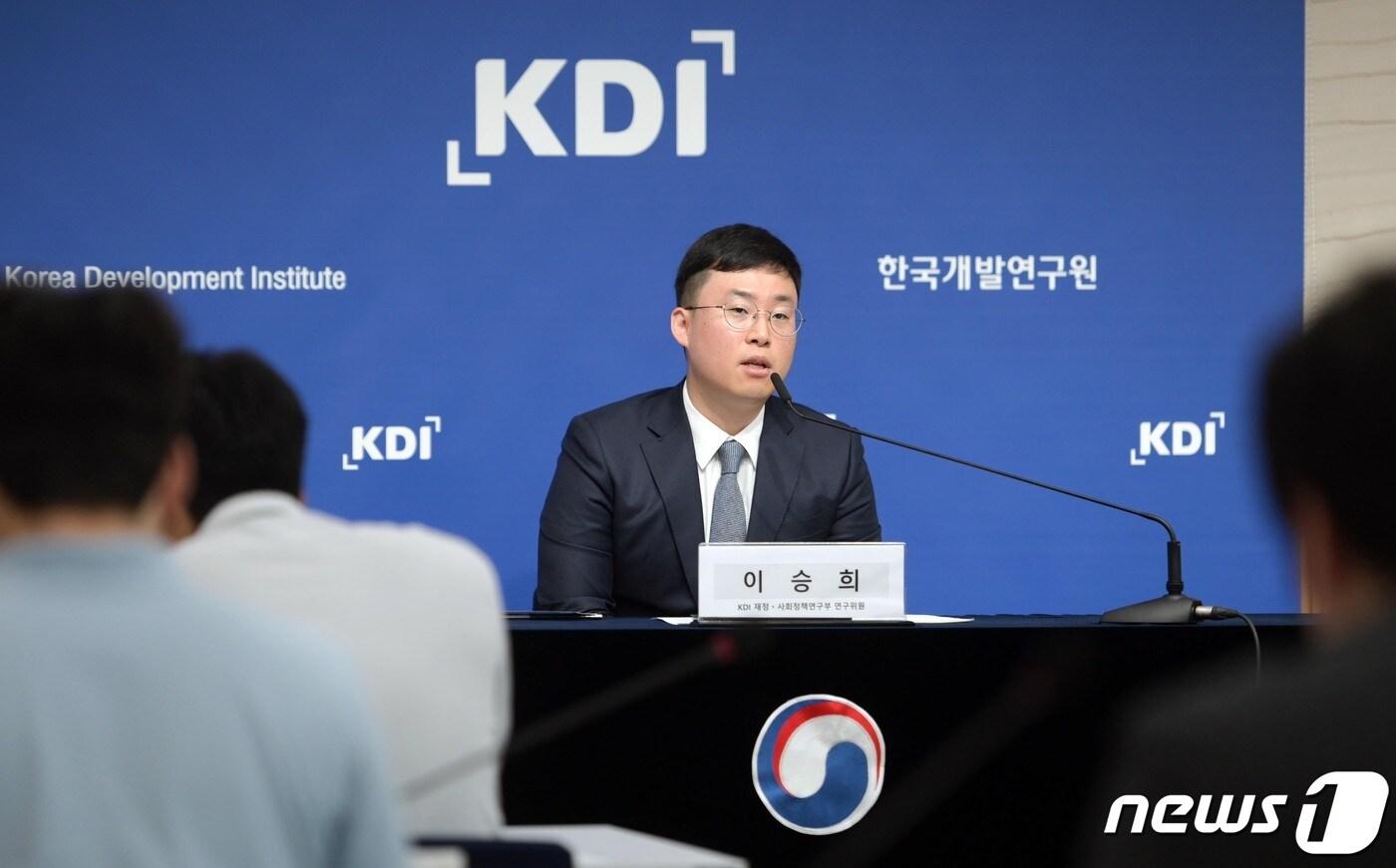 이승희 한국개발연구원(KDI) 재정·사회정책연구부 정책위원이 25일 정부세종청사에서 '소득과 자산으로 진단한 노인빈곤과 정책 방향' 보고서 브리핑을 하고 있다. (KDI 제공)