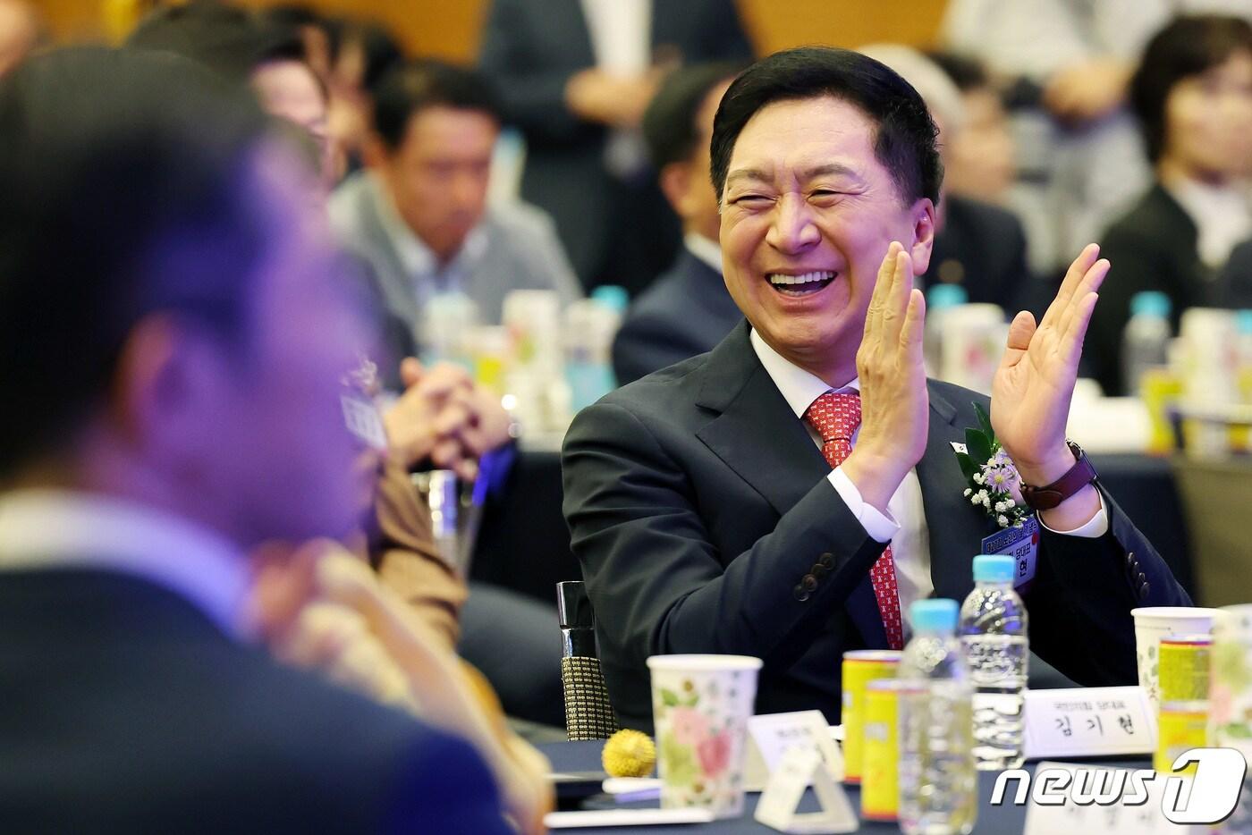 김기현 국민의힘 대표가 25일 서울 중구 대한상공회의소 국제회의장에서 열린 '제27회 노인의 날 기념식'에서 미소 지으며 손뼉치고 있다. 2023.9.25/뉴스1 ⓒ News1 이동해 기자