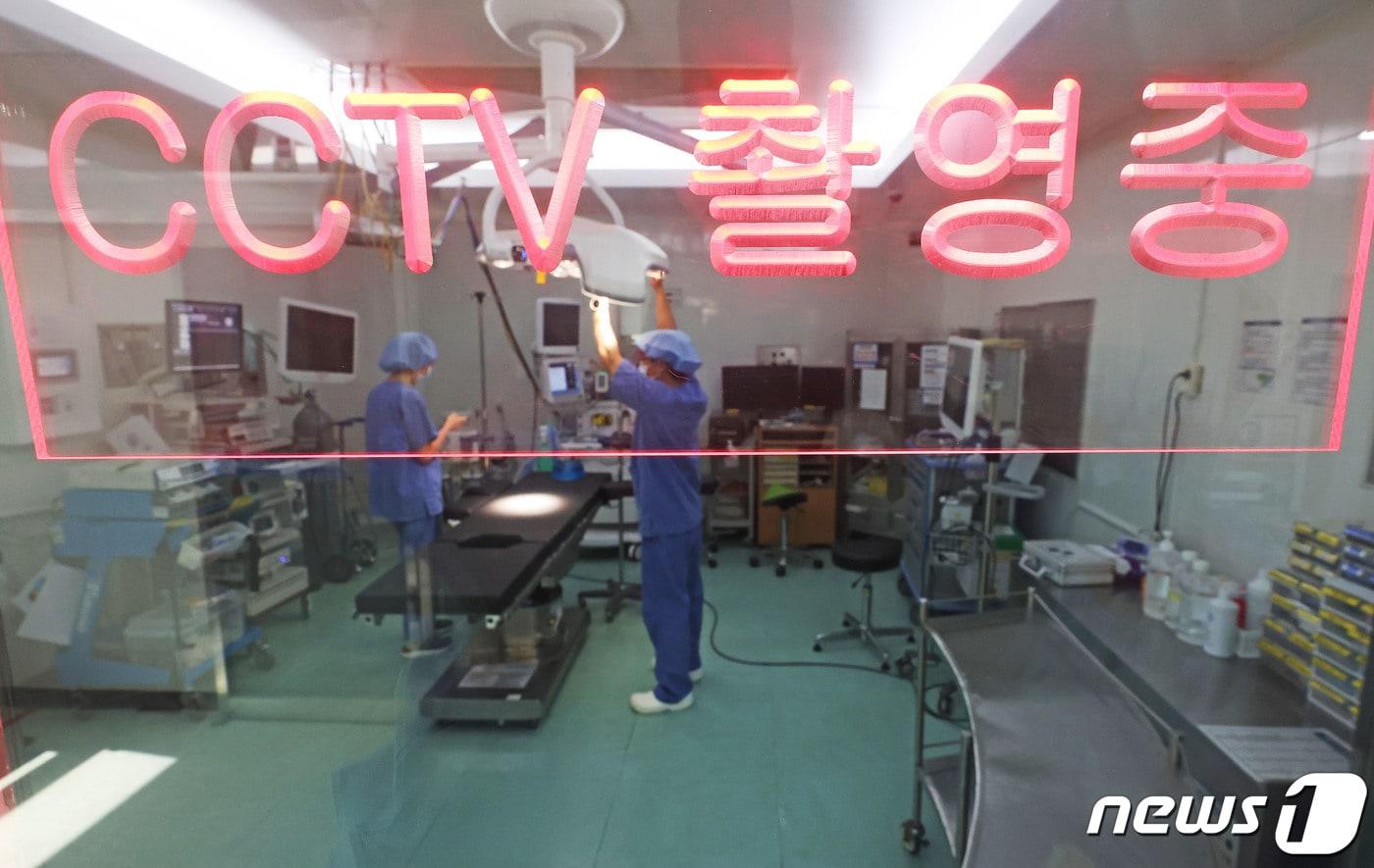 경기 수원시 장안구 경기도의료원 수원병원 수술실에 CCTV가 설치돼 있다. (공동취재) 2023.9.25/뉴스1 ⓒ News1 김영운 기자