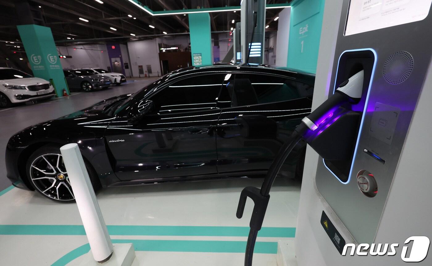서울 시내의 한 전기차 충전소. 2023.9.25/뉴스1 ⓒ News1 김민지 기자