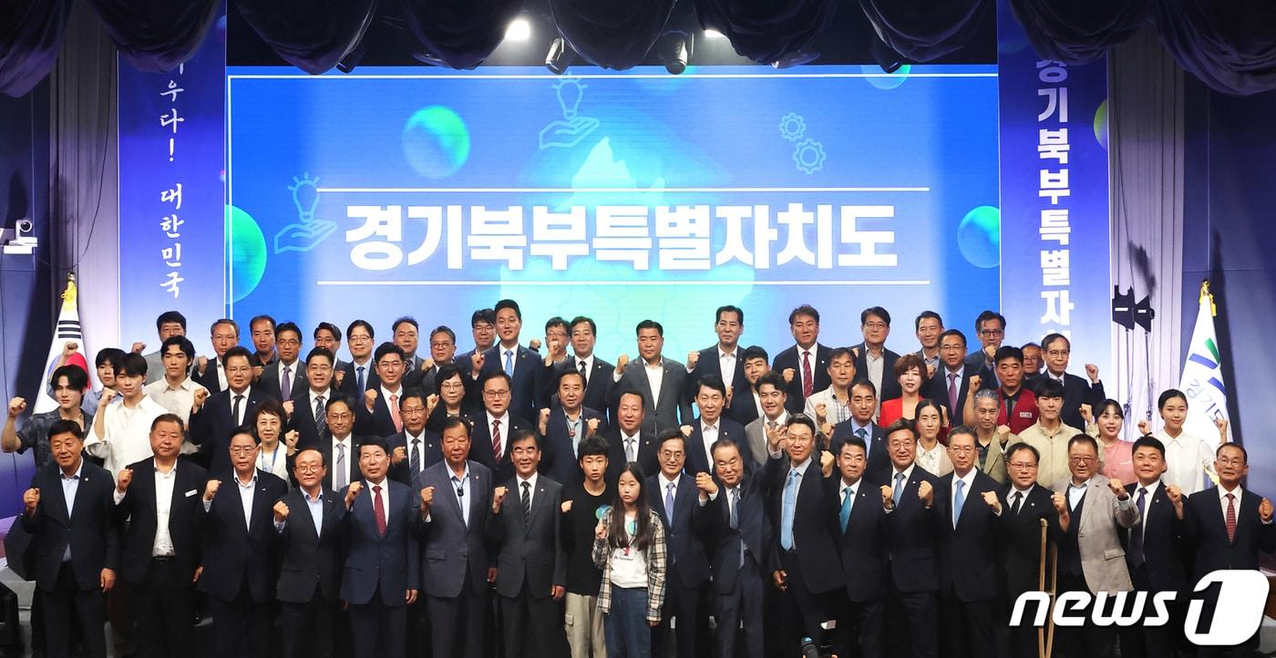 본문 이미지 - 경기도가 경기북부특별자치도 설치를 통해 2040년까지 17년간 총 213조 5000억원의 투자와 민간자본을 유치하고 대한민국 경제성장률을 연평균 0.31%p 끌어올리겠다는 원대한 포부를 밝혔다.(경기도 제공)