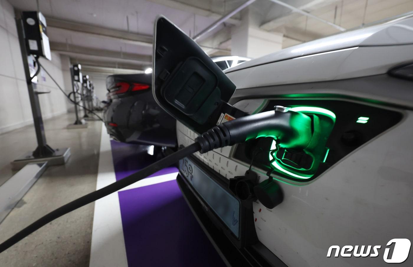 본문 이미지 - 서울 시내 전기차 충전소. 2023.9.25/뉴스1 ⓒ News1 김민지 기자
