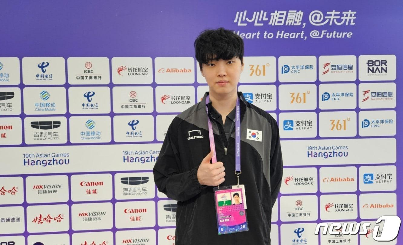 본문 이미지 - 리그오브 레전드(LoL) 국가대표 미드라이너 쵸비(정지훈·22)이 경기 직후 믹스트존에서 취재진과 인터뷰하는 모습 2023.9.25/뉴스1 ⓒ News1 박소은 기자