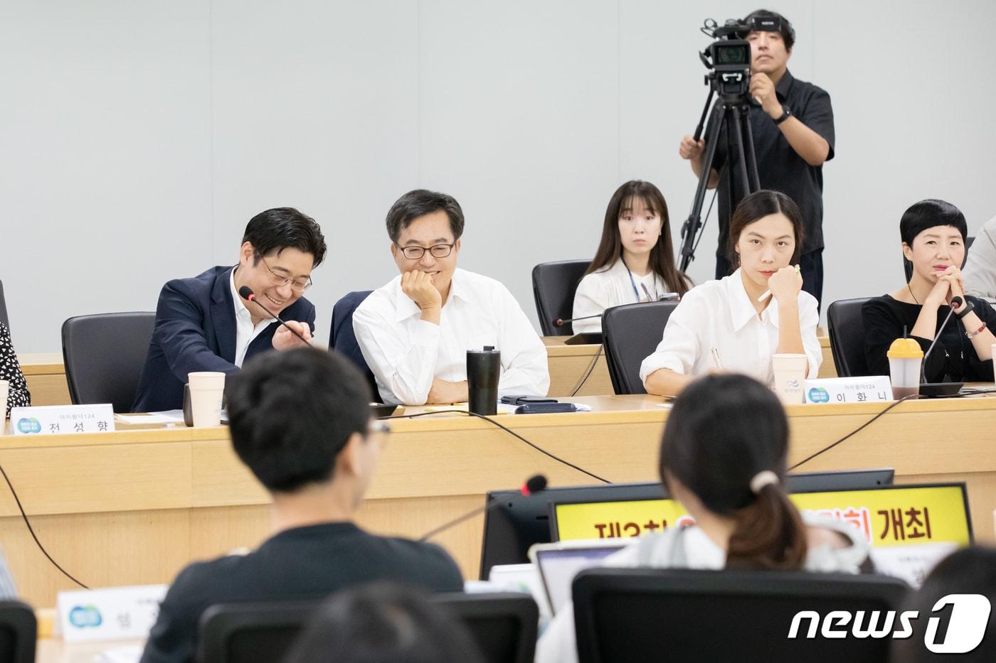 본문 이미지 - 김동연 경기도지사가 9월18일 경기도청에서 저출생 대응을 위한 제3차 인구톡톡위원회를 열고 아이돌봄을 확대와 더 건강한 가정을 만들기 위해 이같은 정책에 대해 토론했다.(경기도 제공)