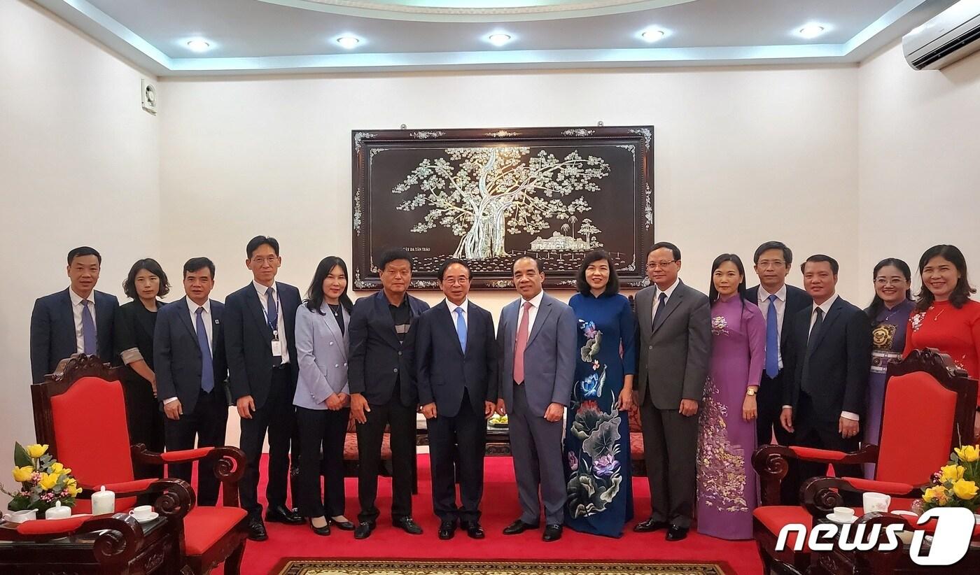 심민 전북 임실군수 등 일행이 베트남 뚜옌광시를 방문해 기념촬영을 하고 있다.(임실군제공)2023.9.25/뉴스1