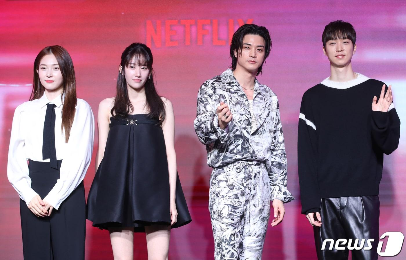 본문 이미지 - 배우 박유림(왼쪽부터)과 전종서, 김지훈, 이충현 감독이 25일 서울 마포구 호텔나루 서울 엠갤러리에서 열린 넷플릭스 영화 '발레리나‘ 제작보고회에서 포즈를 취하고 있다. '발레리나'는 경호원 출신 옥주(전종서 분)가 소중한 친구 민희(박유림 분)를 죽음으로 몰아간 최프로(김지훈 분)를 쫓으며 펼치는 아름답고 무자비한 감성 액션 복수극이다. 2023.9.25/뉴스1 ⓒ News1 권현진 기자