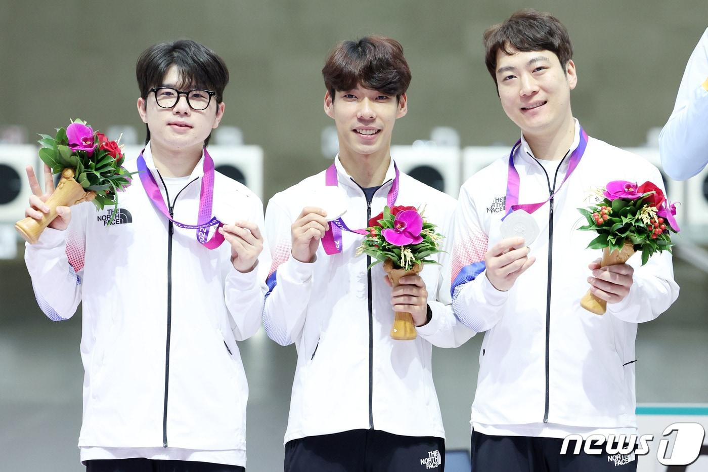 25일 오후 중국 항저우 푸양 인후 스포츠센터에서 열린 2022 항저우 아시안게임 남자 10ｍ 공기소총 단체 경기에서 2위를 차지한 대한민국 박하준(왼쪽부터)과 남태윤, 김상도가 은메달을 목에 걸고 포즈를 취하고 있다. 2023.9.25/뉴스1 ⓒ News1 민경석 기자