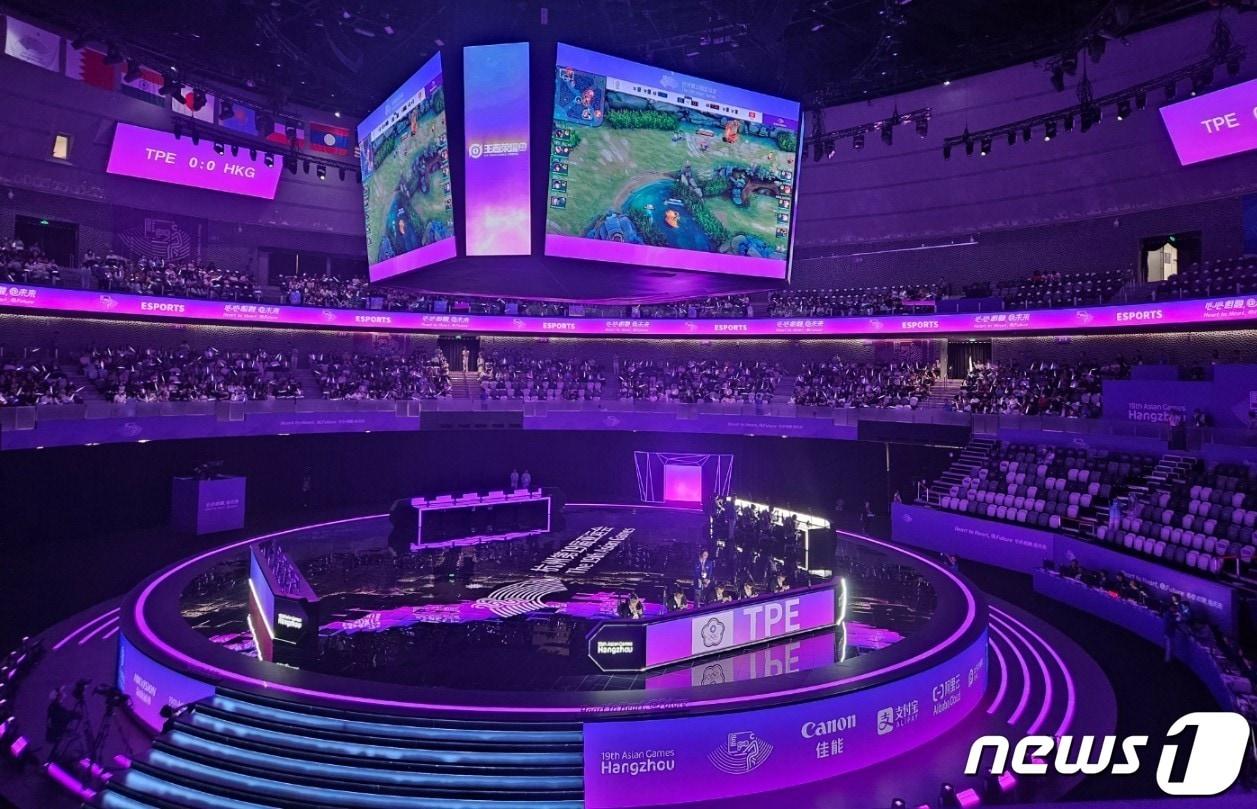 본문 이미지 - 24일 '아레나 오브 발러'(왕자영요) 경기 조별리그가 치러진 항저우e스포츠 경기장의 모습 2023.9.25/뉴스1 ⓒ News1 박소은 기자