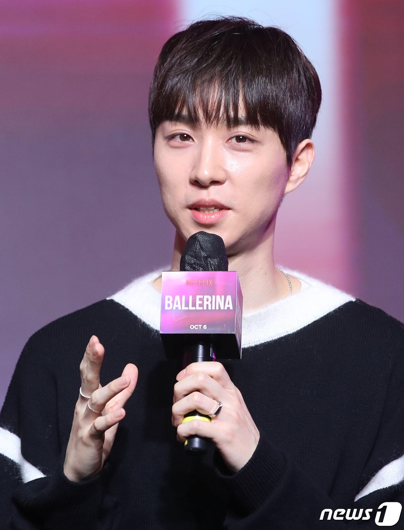 본문 이미지 - 이충현 감독이 25일 서울 마포구 호텔나루 서울 엠갤러리에서 열린 넷플릭스 영화 '발레리나‘ 제작보고회에서 인사말을 하고 있다. '발레리나'는 경호원 출신 옥주(전종서 분)가 소중한 친구 민희(박유림 분)를 죽음으로 몰아간 최프로(김지훈 분)를 쫓으며 펼치는 아름답고 무자비한 감성 액션 복수극이다. 2023.9.25/뉴스1 ⓒ News1 권현진 기자