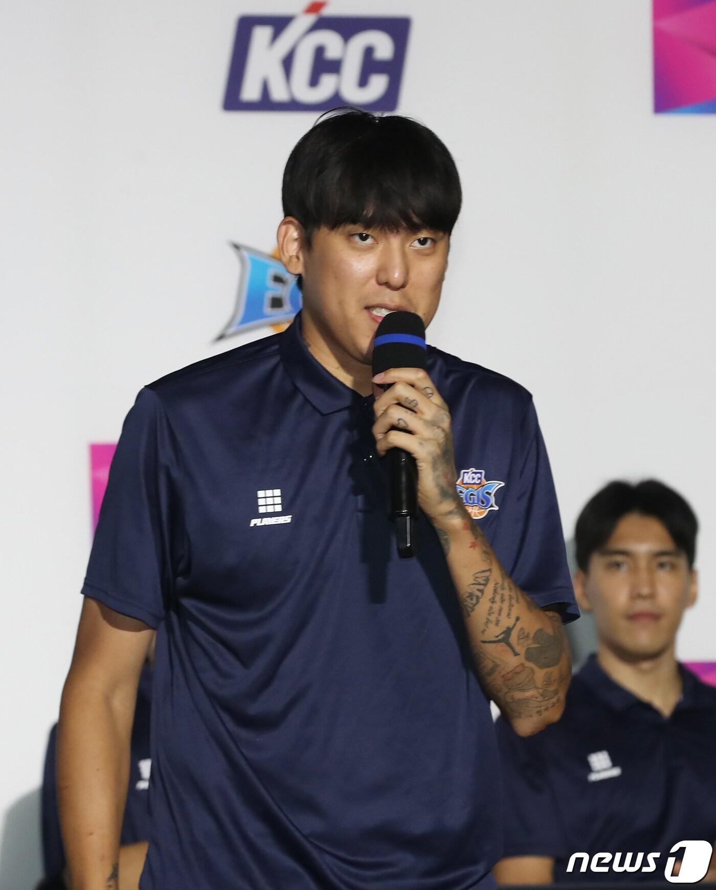본문 이미지 - 25일 오후 부산 동래구 사직실내체육관에서 열린 KCC이지스 농구단 출정식에서 KCC 최준용이 팬들에게 인사하고 있다. 2023.9.25/뉴스1 ⓒ News1 윤일지 기자