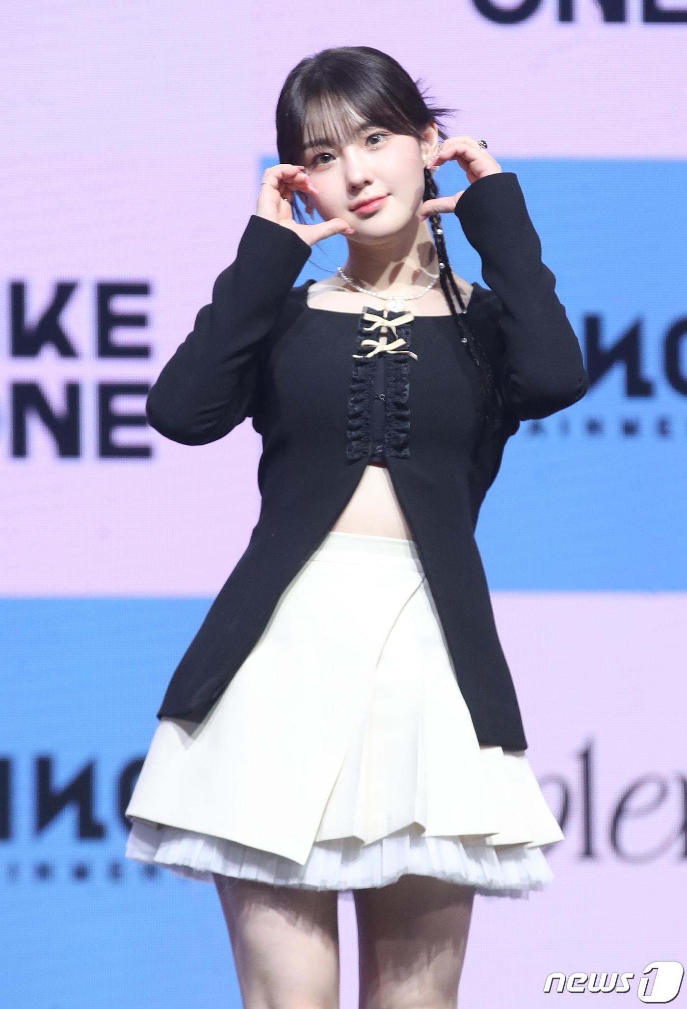 본문 이미지 - 그룹 케플러(Kep1er) 김채현이 25일 서울 광진구 예스24라이브홀에서 열린 다섯 번째 미니앨범 '매직 아워(Magic Hour)' 쇼케이스에서 포즈를 취하고 있다. 2023.9.25/뉴스1 ⓒ News1 권현진 기자