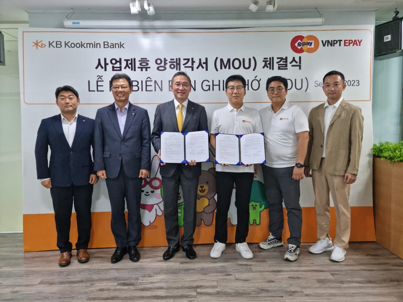 본문 이미지 - 지난 21일 베트남 하노이 'VNPT EPAY' 사무실에서 열린 업무협약식에서 김제희 VNPT EPAY 대표(왼쪽 네 번째)와 조남훈 KB국민은행 글로벌사업그룹 대표(왼쪽 세 번째) 등 관계자들이 기념 촬영을 하고 있다. (KB국민은행 제공)