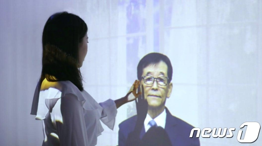 본문 이미지 - 가상인간으로 구현한 아버지를 만나는 자녀. (딥브레인 홈페이지 갈무리) 