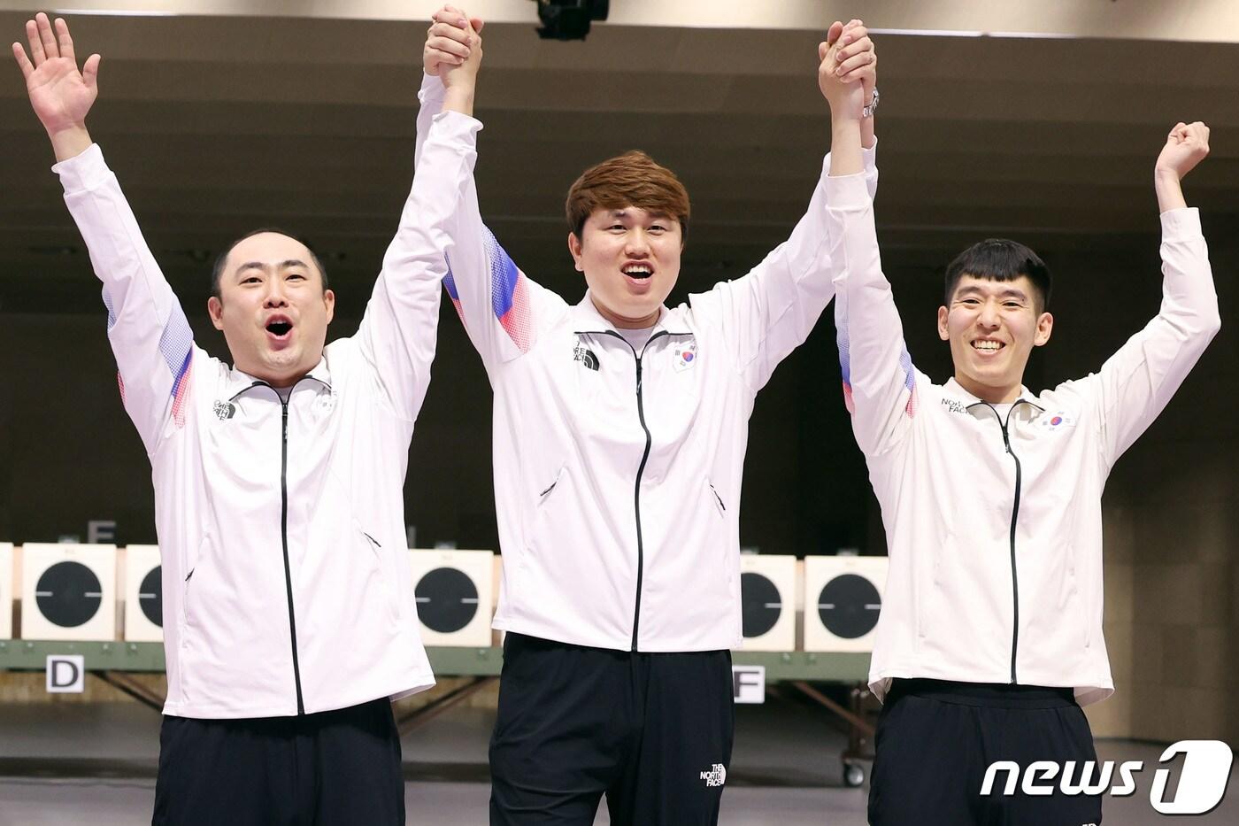 25일 오후 중국 항저우 푸양 인후 스포츠센터에서 열린 2022 항저우 아시안게임 남자 10ｍ 러닝타깃 단체전에서 1위를 차지한 대한민국 하광철(왼쪽부터)과 정유진, 곽용빈이 시상대에 오르고 있다. 2023.9.25/뉴스1 ⓒ News1 민경석 기자