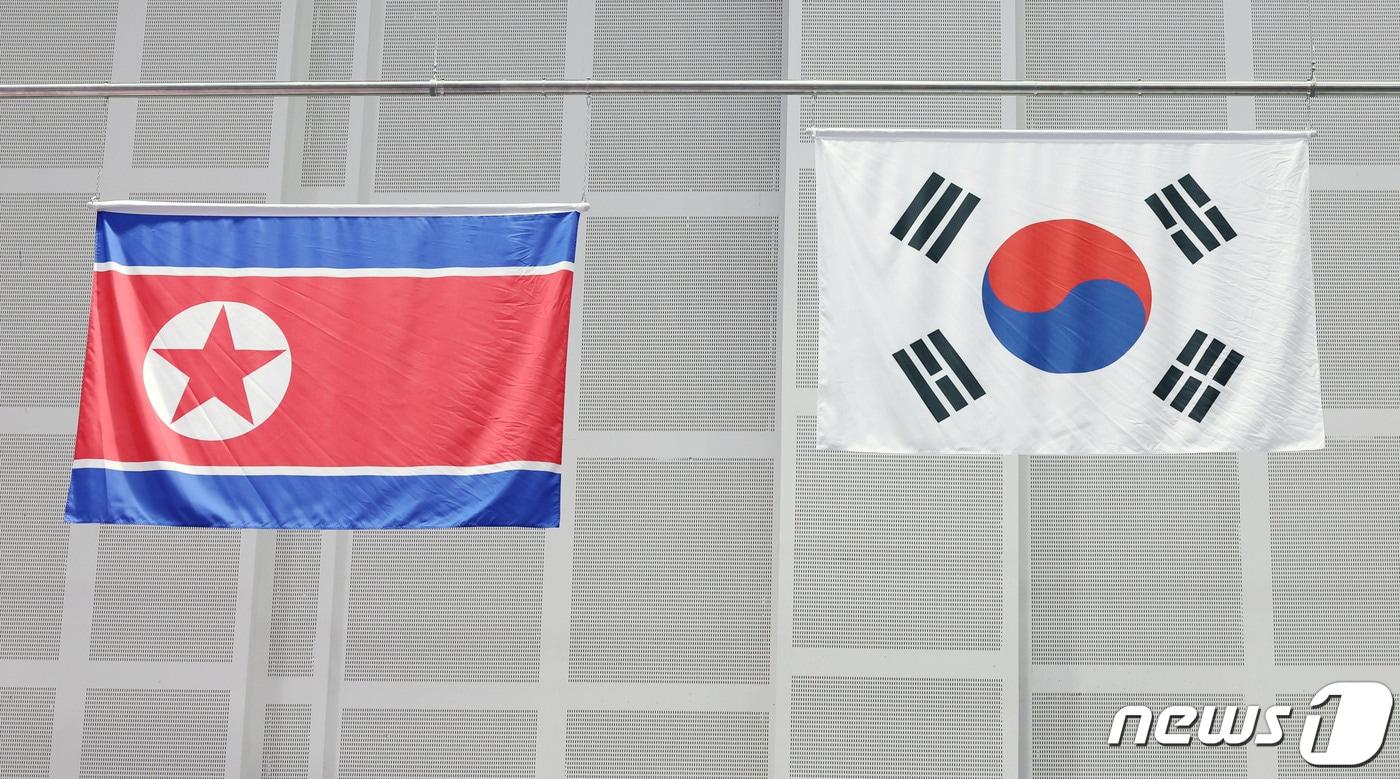 나란히 걸린 인공기와 태극기. 2023.9.25/뉴스1 ⓒ News1 민경석 기자