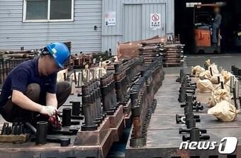 본문 이미지 - 경기도의 한 공장에서 근로자가 생산품을 살피고 있다 ⓒ News1 이민주 기자