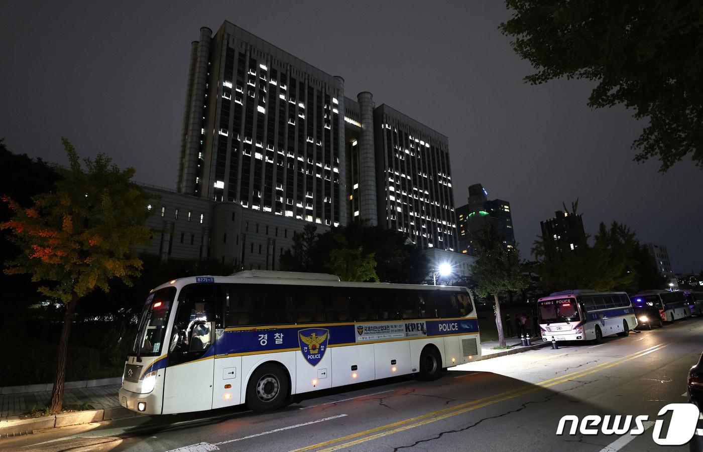 본문 이미지 - 이재명 더불어민주당 대표의 구속 전 피의자심문(영장실질심사)을 하루 앞둔 25일 오후 서초구 서울중앙지방법원 주변에 경찰 버스들이 세워져 있다. ‘백현동 개발특혜’ 의혹과 ‘쌍방울그룹 대북송금’ 의혹 등으로 검찰 수사를 받아온 이 대표는 오는 26일 오전 서울중앙지법에 출석해영장실질심사를 받는다./뉴스1 ⓒ News1 구윤성 기자