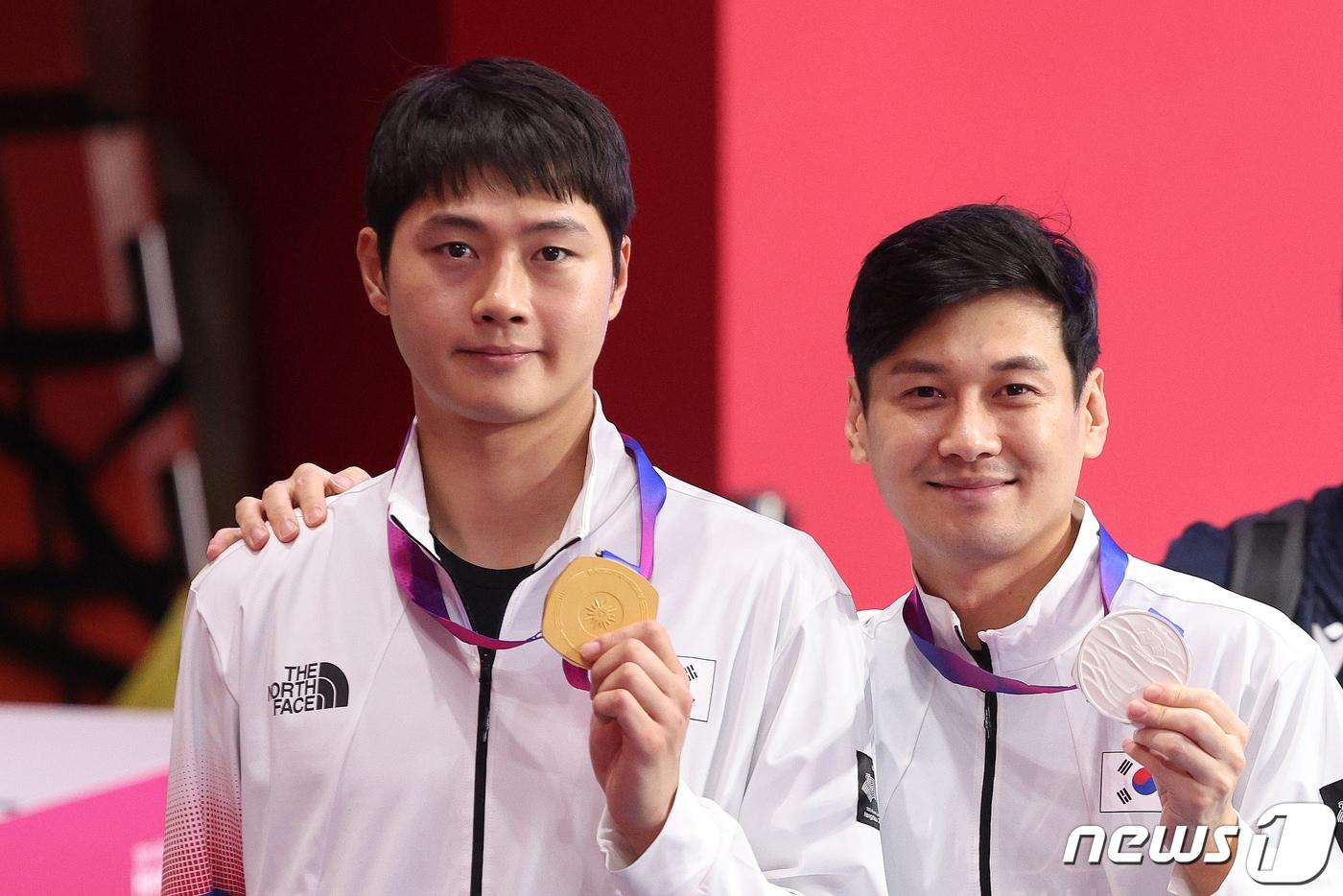 25일 오후 중국 항저우 디안즈대학 체육관에서 열린 2022 항저우 아시안게임 펜싱 남자 사브르 개인전 메달 수여식에서 금메달을 차지한 오상욱과 은메달을 차지한 구본길이 메달을 들고 포즈를 취하고 있다. 2023.9.25/뉴스1 ⓒ News1 신웅수 기자