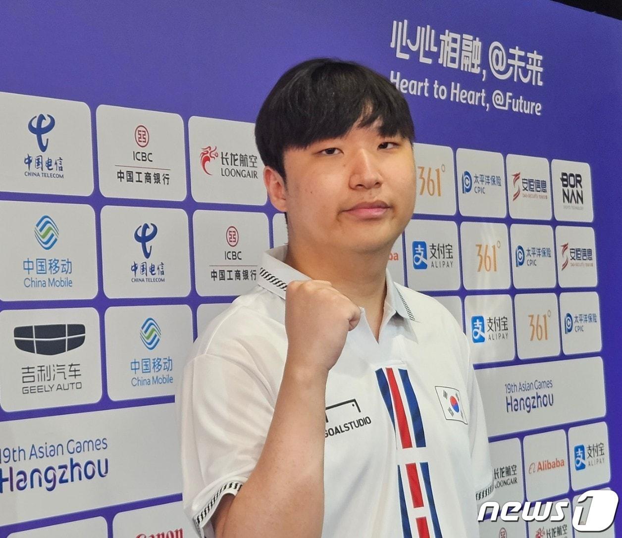 본문 이미지 - 항저우 아시안게임에 출전한 e스포츠 국가대표 곽준혁(KT롤스터·23)이 경기 직후 믹스트존에서 취재진과 인터뷰를 하고 있다. 2023.9.25/뉴스1 ⓒ News1 박소은 기자