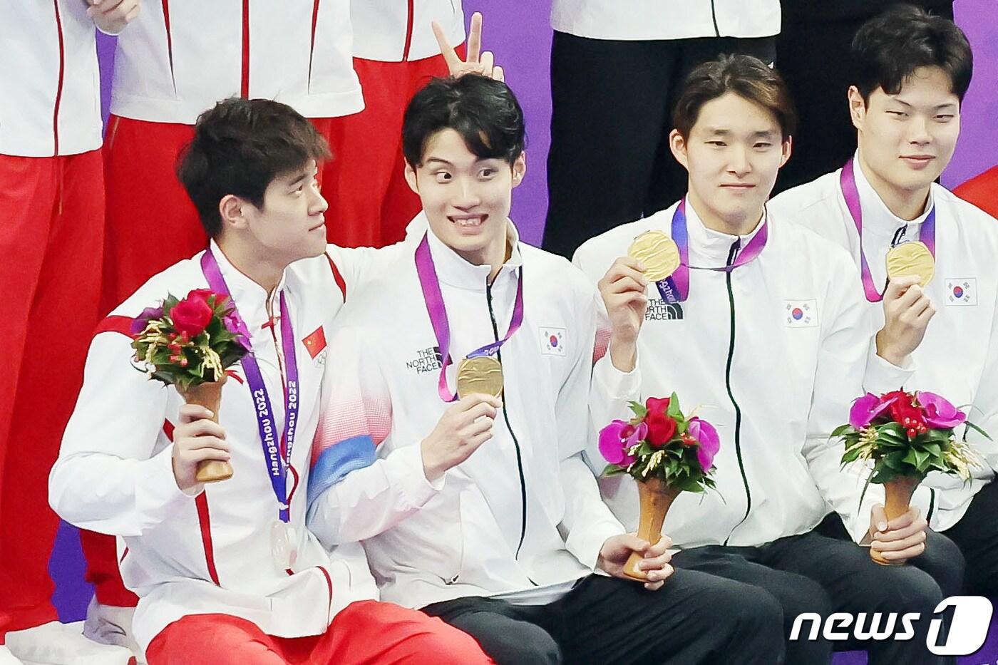 25일 오후 중국 항저우 올림픽 스포츠센터 수영장에서 열린 남자 계영 800ｍ 결승전이 끝난 뒤 중국의 대표 수영 스타 판잔러가 기념촬영을 하며 대한민국 황선우에게 장난을 치고 있다. 2023.9.25/뉴스1 ⓒ News1 민경석 기자