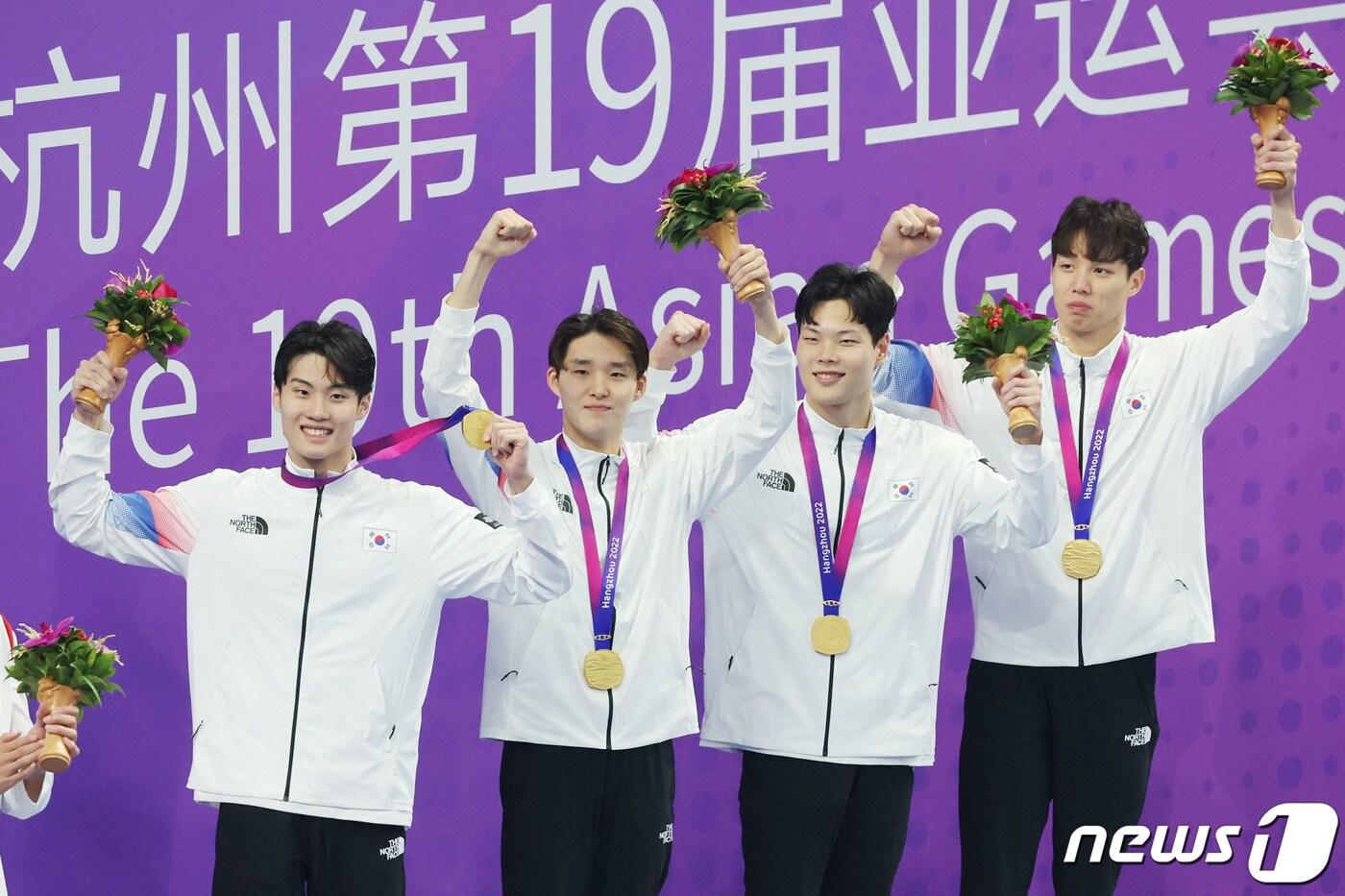 본문 이미지 - 25일 오후 중국 항저우 올림픽 스포츠센터 수영장에서 열린 남자 계영 800ｍ 결승전에서 1위를 차지한 대한민국 황선우(왼쪽부터) 김우민, 이호준, 양재훈이 금메달을 목에 걸고 시상대에 올라 포즈를 취하고 있다. 2023.9.25/뉴스1 ⓒ News1 민경석 기자