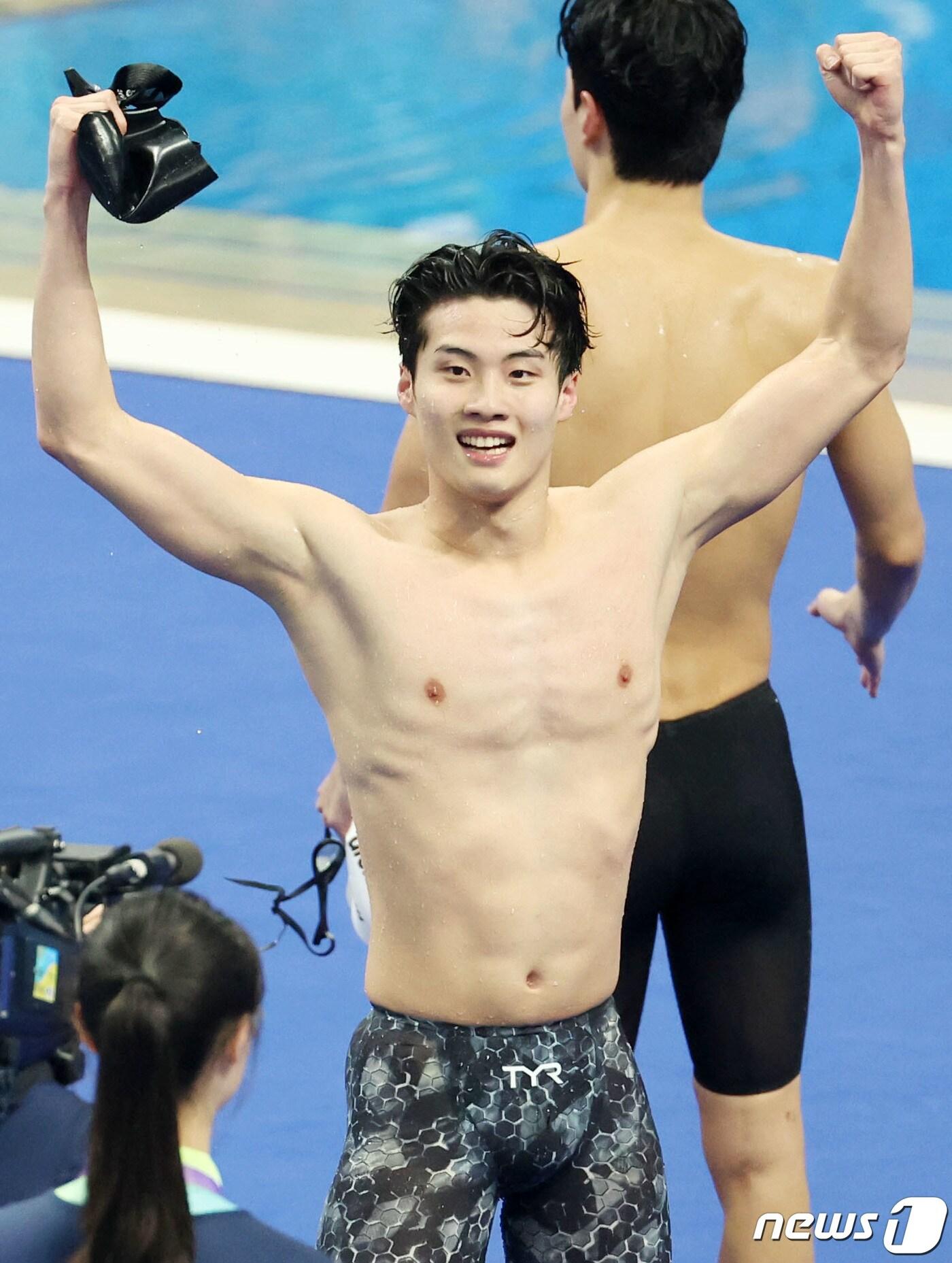 본문 이미지 - 25일 오후 중국 항저우 올림픽 스포츠센터 수영장에서 열린 남자 계영 800ｍ 결승전에서 대한민국 황선우가 금메달을 확정 지은 뒤 두 팔을 번쩍 들어올리고 있다. 2023.9.25/뉴스1 ⓒ News1 민경석 기자