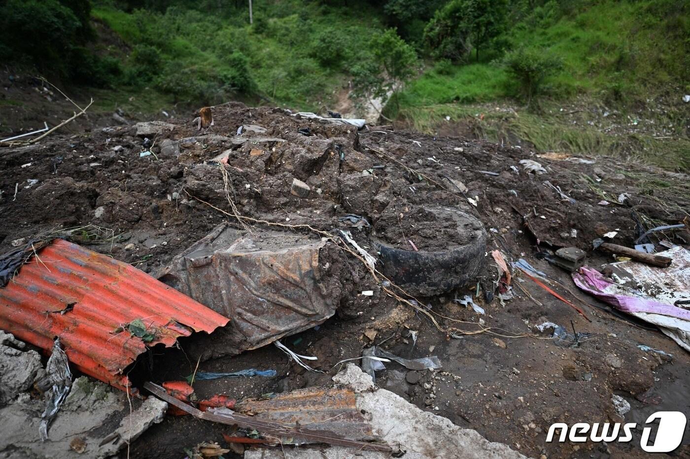 본문 이미지 - 25일(현지시간) 중남미 과테말라 수도 과테말라시티에서 폭우로 강이 범람해 인근 정착촌으로 흘러넘치면서 6명이 숨지고 13명이 실종됐다. 사진은 이번 홍수로 초토화된 '디오스 에스 피엘'(신은 신실하다)이라고 불리는 정착촌. 2023.09.25/ ⓒ AFP=뉴스1 ⓒ News1 박재하 기자