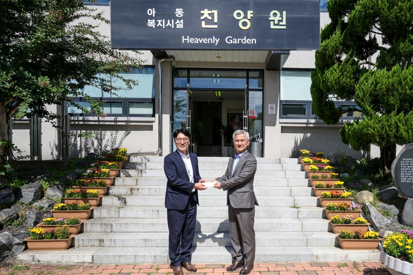 본문 이미지 - 엄동환 방위사업청장(오른쪽)이 대전 소재 아동복지시설 '천양원'을 방문, 청 직원이 모금한 성금을 전달하고 있다.(방사청 제공)