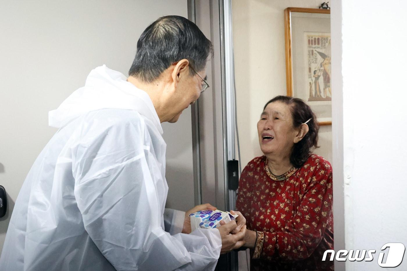 한덕수 국무총리가 26일 오후 서울 성동구에서 독거노인 우유안부 봉사를 하고 있다. (국무총리실 제공) 2023.9.26/뉴스1 ⓒ News1 김명섭 기자