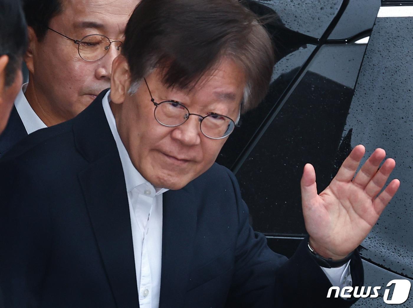 본문 이미지 - 이재명 더불어민주당 대표가 26일 오전 서울중앙지방법원에서 열리는 구속 전 피의자 심문(영장실질심사)에 출석하기 위해 서울 중랑구 녹색병원을 나서고 있다. (공동취재) 2023.9.26/뉴스1 ⓒ News1 김도우 기자