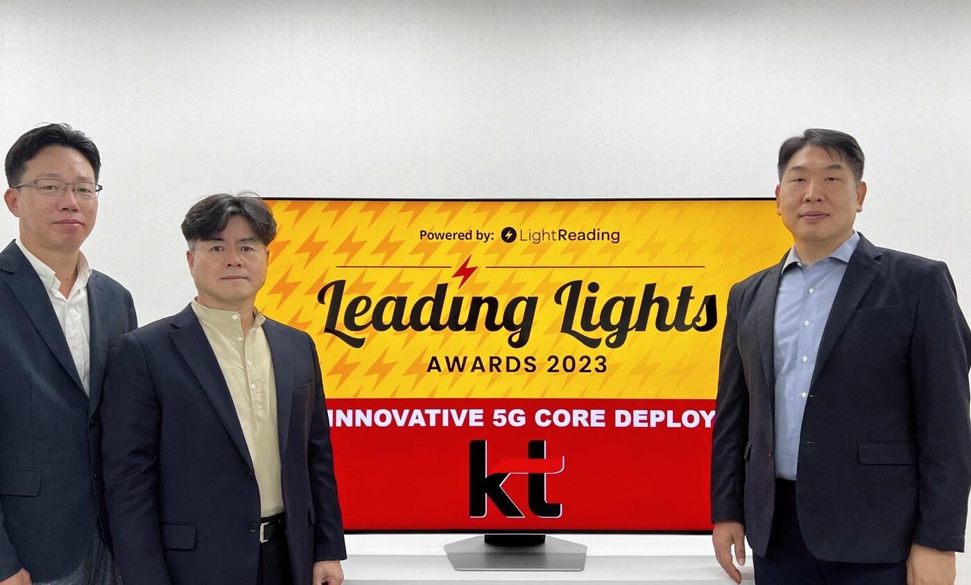 본문 이미지 - KT가 모바일 시상식 '리딩 라이트 어워즈(Leading Lights Awards) 2023'에서 '가장 혁신적인 5G 코어 구축' 부문을 수상했다고 26일 밝혔다.(KT 제공)