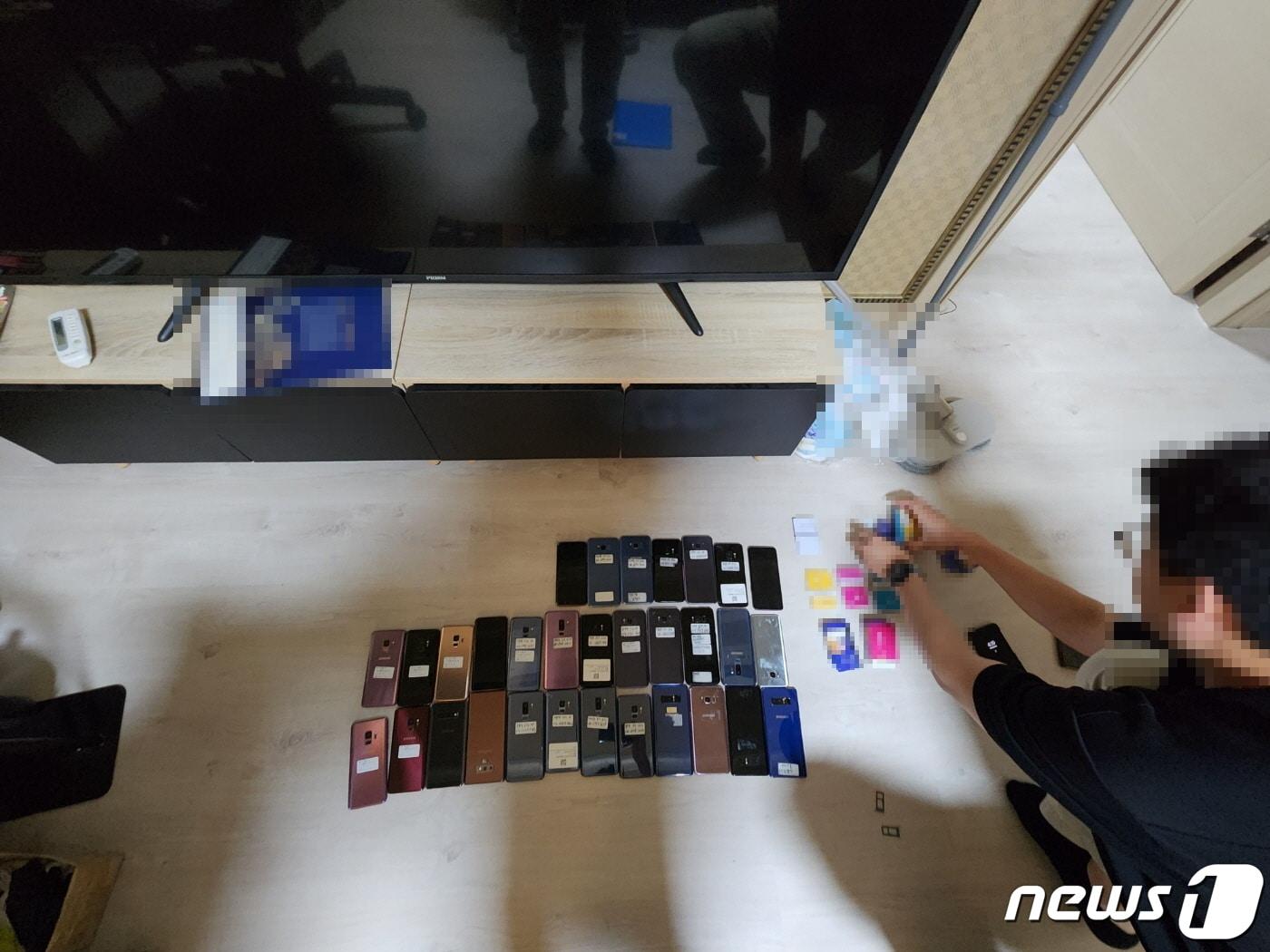 본문 이미지 - 지난 6월27일 경기도 수원에서 자금세탁책 B씨(30대)를 체포한 현장에서 압수 조치된 휴대폰과 유심칩. (부산경찰청 제공)