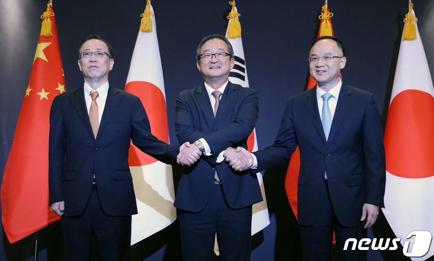 본문 이미지 - 왼쪽부터 후나코시 다케히로 일본 외무성 외무심의관과 정병원 외교부 차관보, 눙룽 중국 외교부 부장조리. 2023.9.26/뉴스1 ⓒ News1 박정호 기자