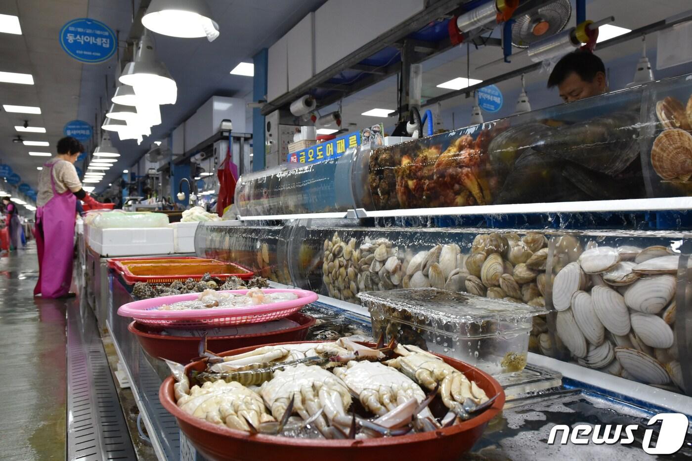 본문 이미지 - 민족대명절 추석연휴를 이틀 앞둔 지난해 9월26일 오전 전남 여수수산시장에서 상인들이 손님 맞이에 분주한 모습이다.2023.9.26/뉴스1 ⓒ News1 김동수 기자