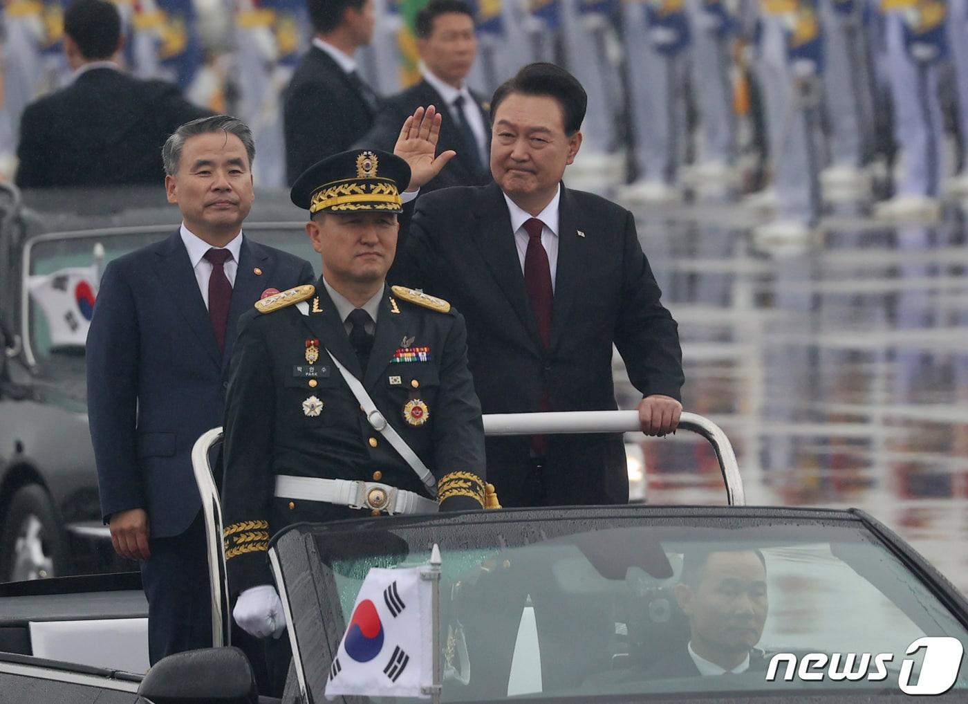 본문 이미지 - 윤석열 대통령이 26일 오전 경기 성남시 서울공항에서 열린 '건군 75주년 국군의 날 기념식'에서 사열하고 있다. 2023.9.26/뉴스1 ⓒ News1 사진공동취재단