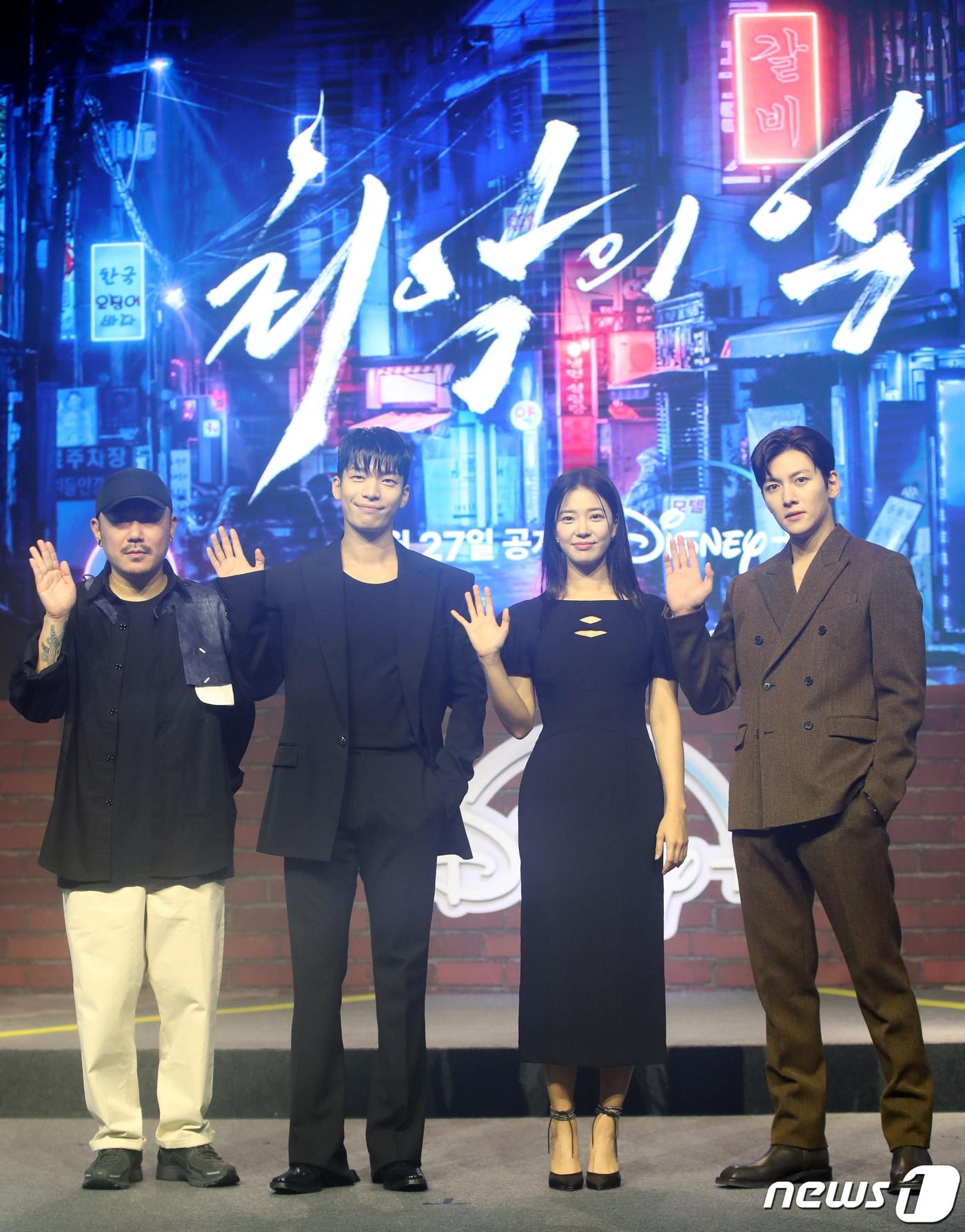 본문 이미지 - 한동욱 감독(왼쪽부터)과 배우 위하준, 임세미, 지창욱이 26일 서울 강남구 조선 팰리스 서울 강남에서 열린 디즈니+ 오리지널 시리즈 '최악의 악' 제작발표회에서 포즈를 취하고 있다. '최악의 악'은 1990년대 한중일 마약 거래의 중심 강남 연합을 일망타진하기 위해 경찰 준모(지창욱 분)가 조직에 잠입 수사하는 과정을 그린 범죄 액션 드라마이다. 2023.9.26/뉴스1 ⓒ News1 권현진 기자