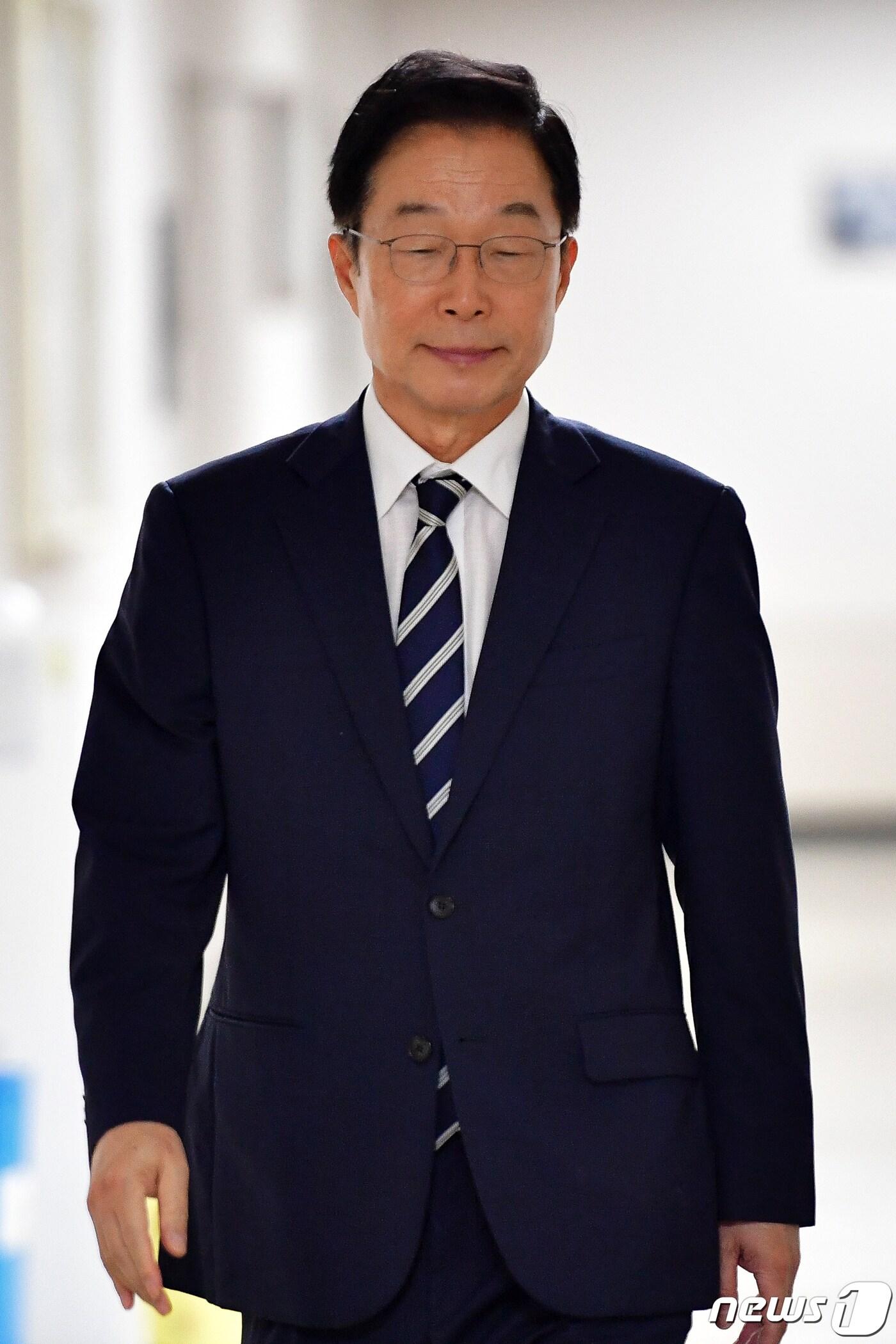 본문 이미지 - 뇌물수수 등의 혐의를 받는 임종식 경북교육감이 지난해 9월26일 1심 재판을 받기 위해 대구지법 포항지원에 출석한 모습.2023.9.26/뉴스1 ⓒ News1 최창호 기자