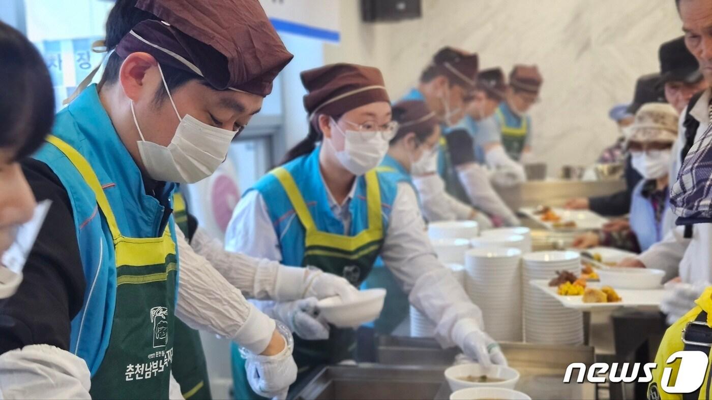 본문 이미지 - 한가위 맞이 ‘사랑나눔 식사지원’.(한국수자원공사 강원지역협력단) 2023.9.26/뉴스1