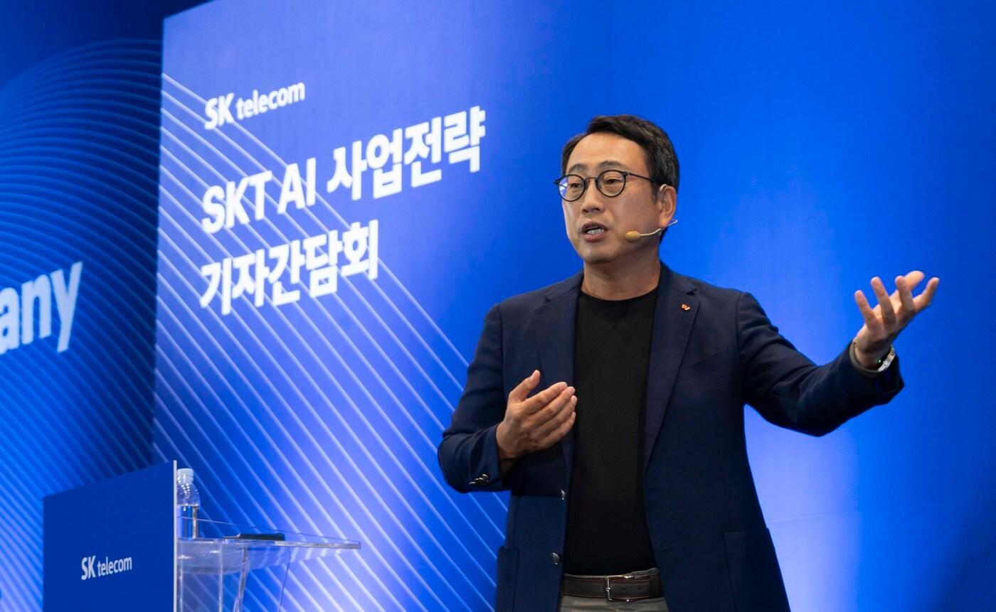 SKT 유영상 대표가 26일 SK T타워 수펙스홀에서 열린 'AI 사업전략 간담회'에서 발표하고 있다. (SK텔레콤 제공) 