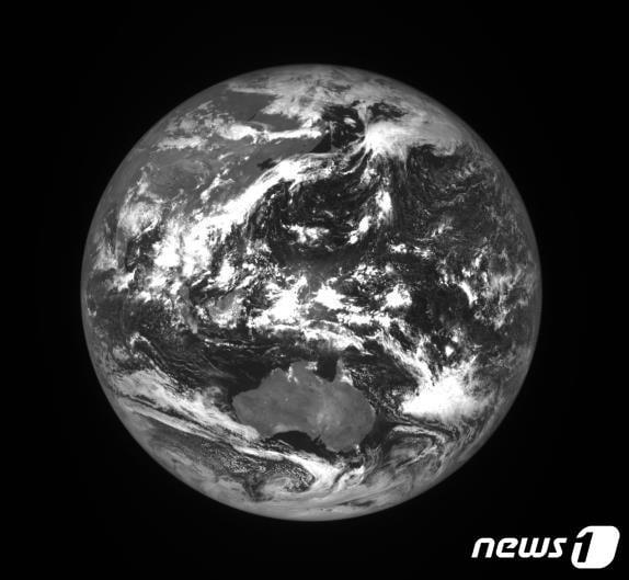 본문 이미지 - 지난 15일 다누리의 지구 전면 촬영 사진.(항우연 제공)/뉴스1