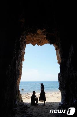 본문 이미지 - 동굴 너머로 보이는 해변의 풍경이 일품인 ‘파도리 해식동굴’(태안해안국립공원 제공)/뉴스1